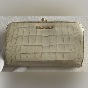 Miu Miu Vintage Authentic Cream Crocodile-Embossed Kiss-Lock/Snappy Snap Wallet